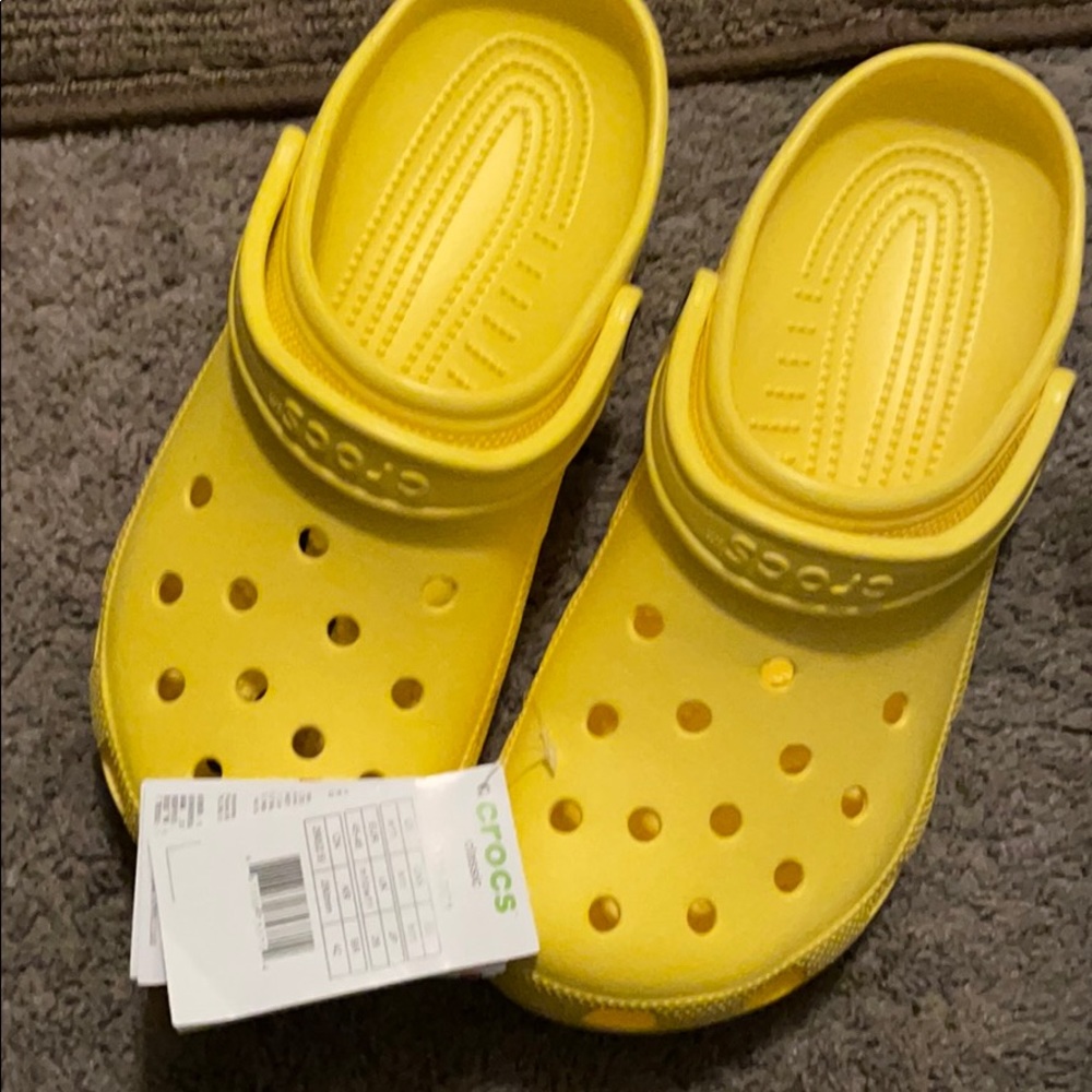 [SOLD] BNWT Yellow Crocs Men’s size 11/ women’s 13